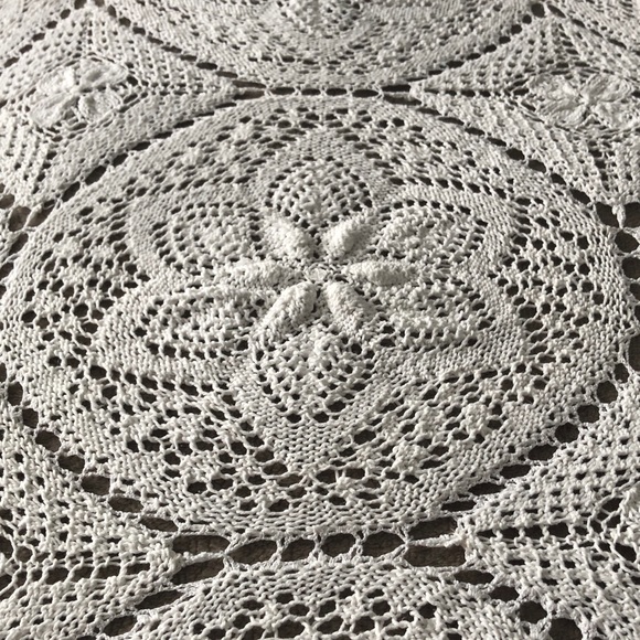 Romantic Victorian-Inspired Heirloom hand-Crochet Floral Cotton Coverlet - Picture 5 of 9